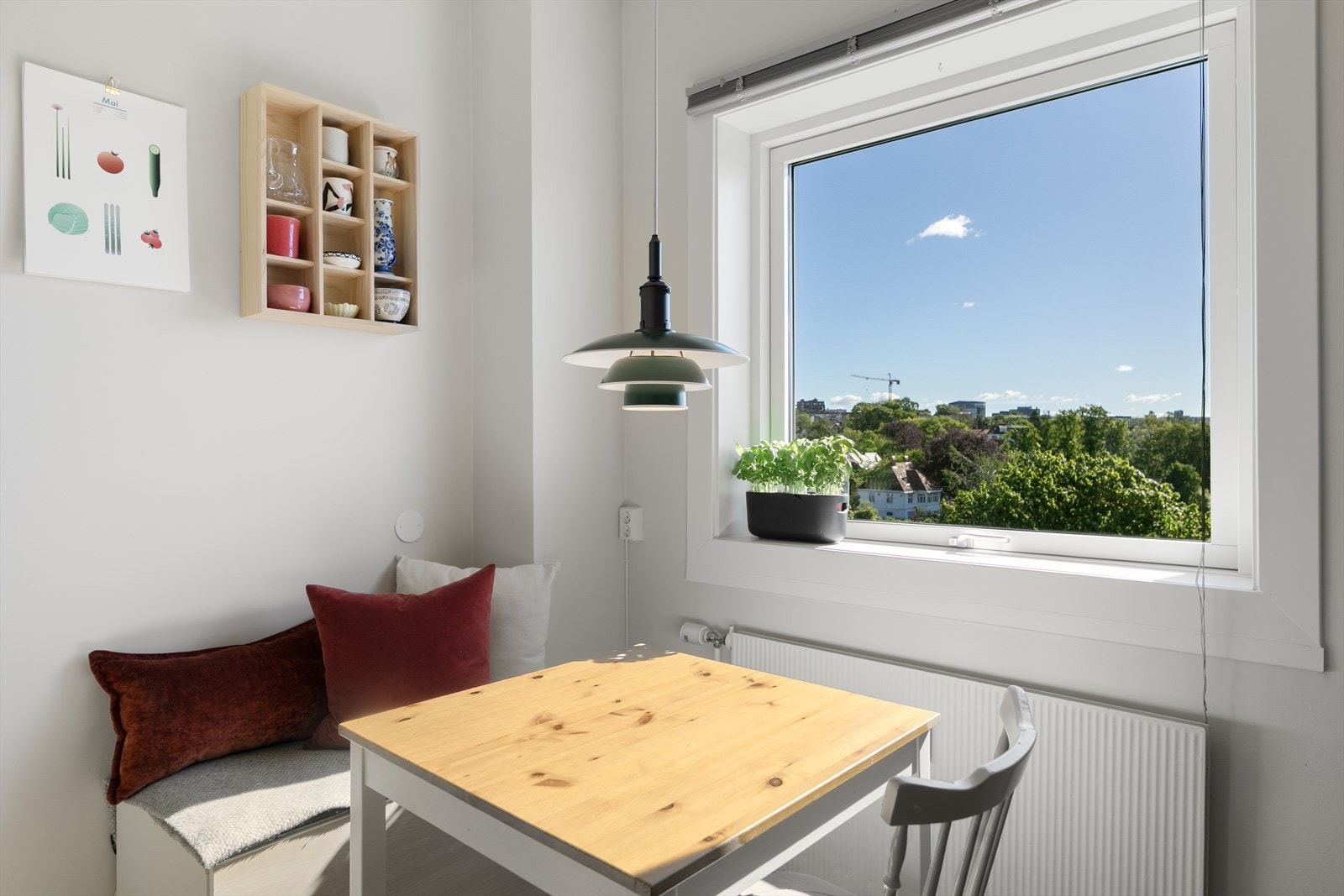 Plass til spisebord ved vindusposten. Nyt hyggelig utsyn og morgensol til dagens måltider. Galleribilde