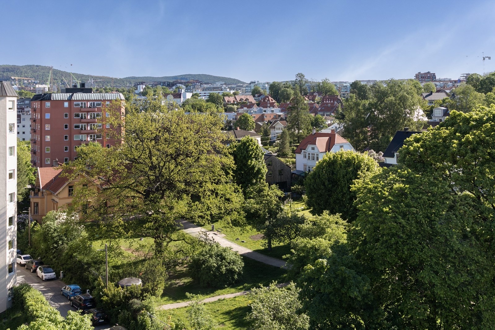 Fra balkongen er det helt fantastisk utsikt mot byen og det grønne nabolaget! Dette må oppleves! Galleribilde