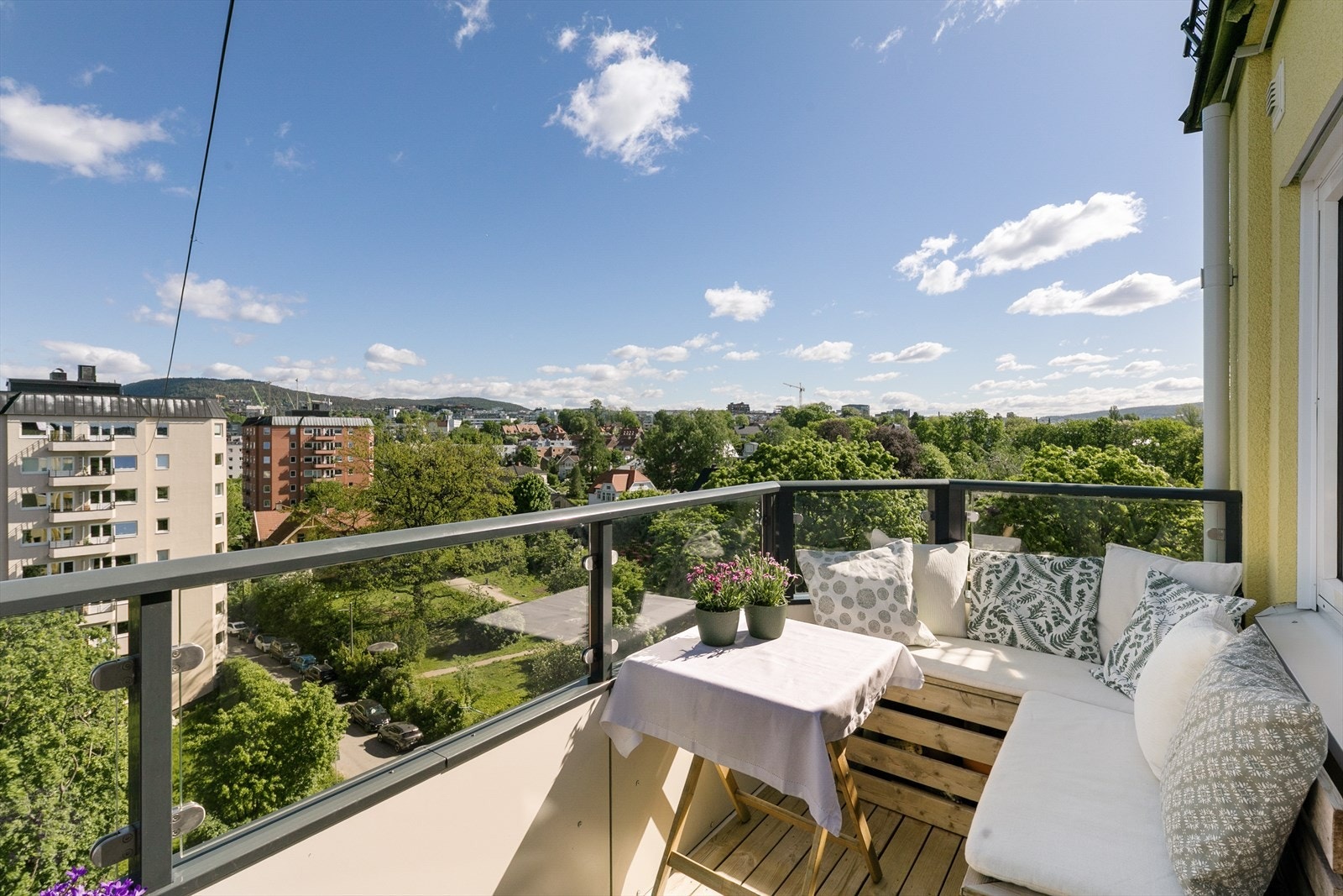 Leiligheten ligger høyt og fritt i 9. etasje med fantastisk utsikt over byen og det grønne nabolaget. Her bor dere i rolige, landlige omgivelser, men med kort vei til alt! Galleribilde