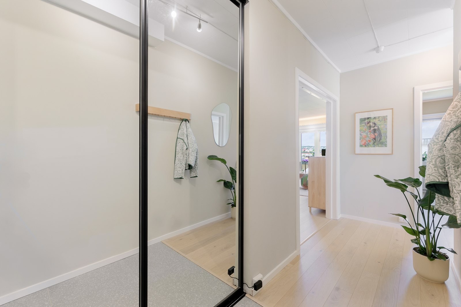 Gangen er lys og luftig med plass til oppbevaringsløsninger for klær og sko. Lysemalte flater og lekkert gulv sikrer en hyggelig velkomst. Stor skyvedørsgarderobe i gangen sikrer godt med oppbevaringsplass. Her er det hyggelig å komme hjem! Galleribilde