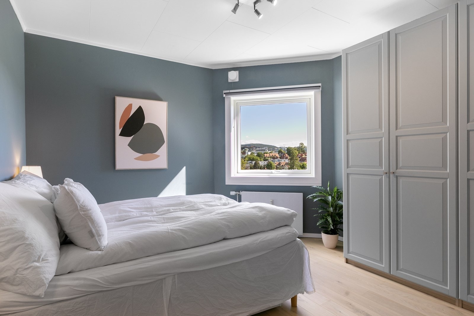 Hovedsoverommet er luftig og innbydende med plass til dobbeltseng og nattbord. Myke, lune farger i rommet sikrer en god natts søvn. Nyt utsikten fra sengekanten! Galleribilde