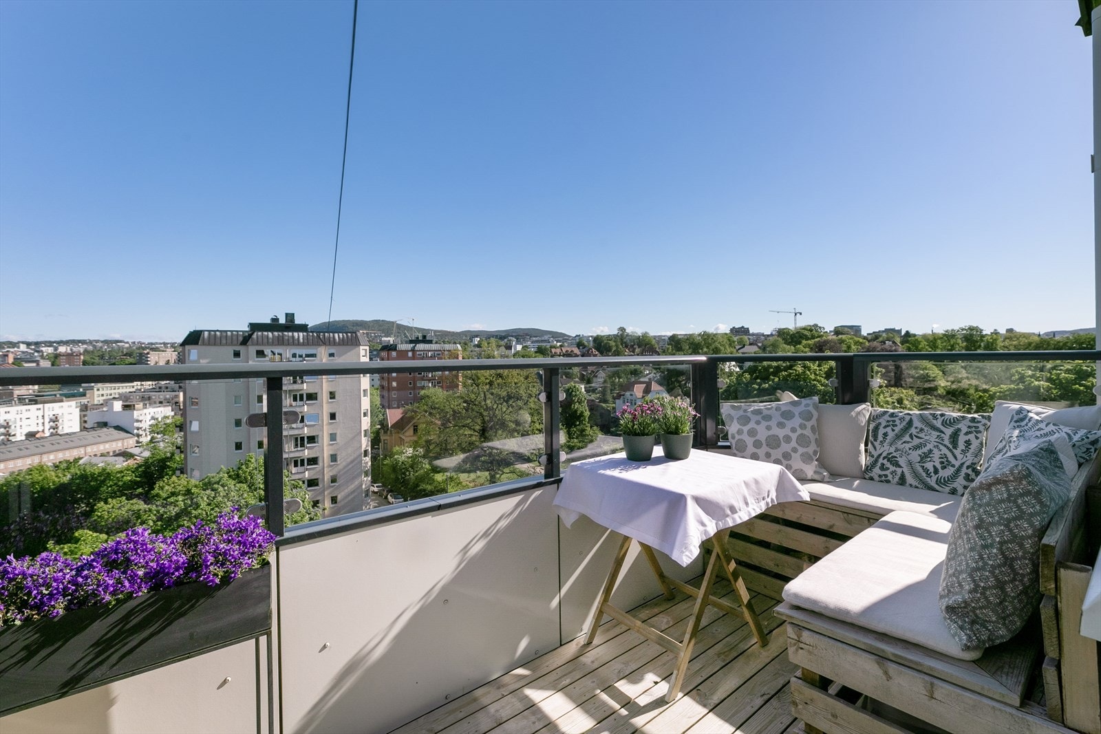 På de varme dagene blir balkongen som en naturlig forlengelse av stuen, og byr på mer rom for sosialt samvær. I 2021 ble det lagt terrassebord og bygget praktisk sittebenk med oppbevaring. Galleribilde
