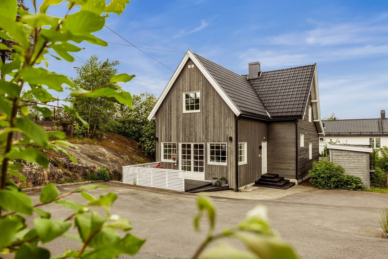 Utvendig er boligen kledd med liggende og stående trekledning fra 2011. Galleribilde