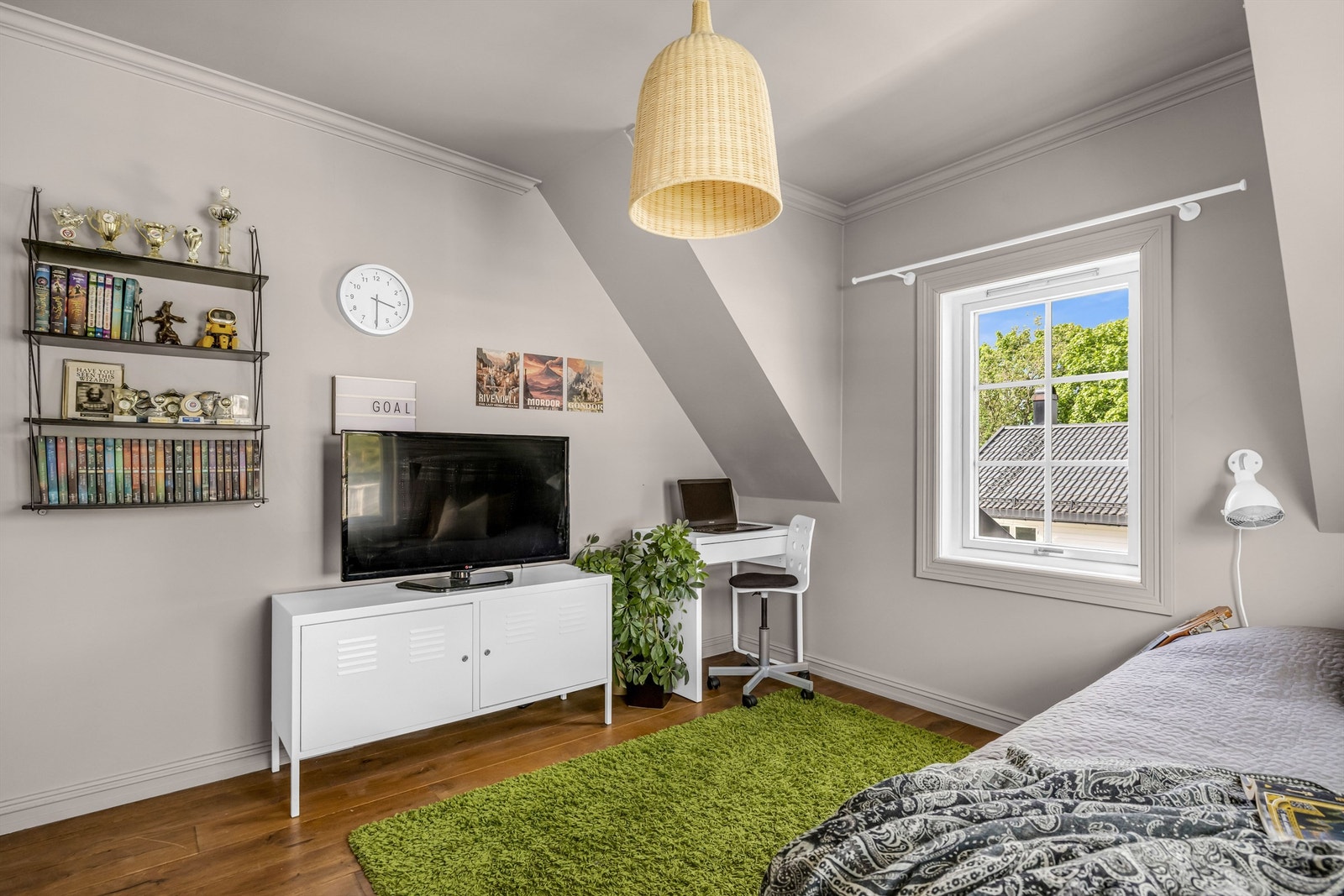 Rommet egner seg godt som barnerom, gjesterom eller hjemmekontor, og har plass til både seng, skrivebord og garderobeløsning. Galleribilde