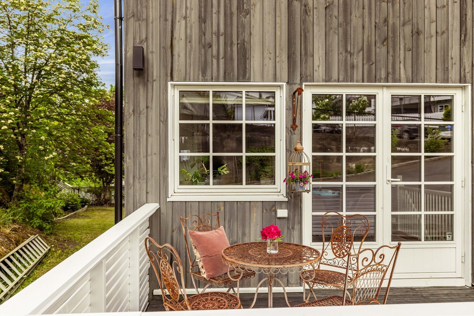 Terrassen har et fint og praktisk uteområde med belysning og stikkontakt på vegg. Rekkverk i trekonstruksjoner gir et helhetlig og innbydende uttrykk. Galleribilde