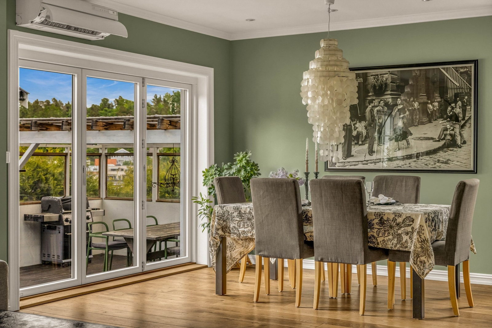 Fra stuen er det utgang til boligens første terasse. Galleribilde