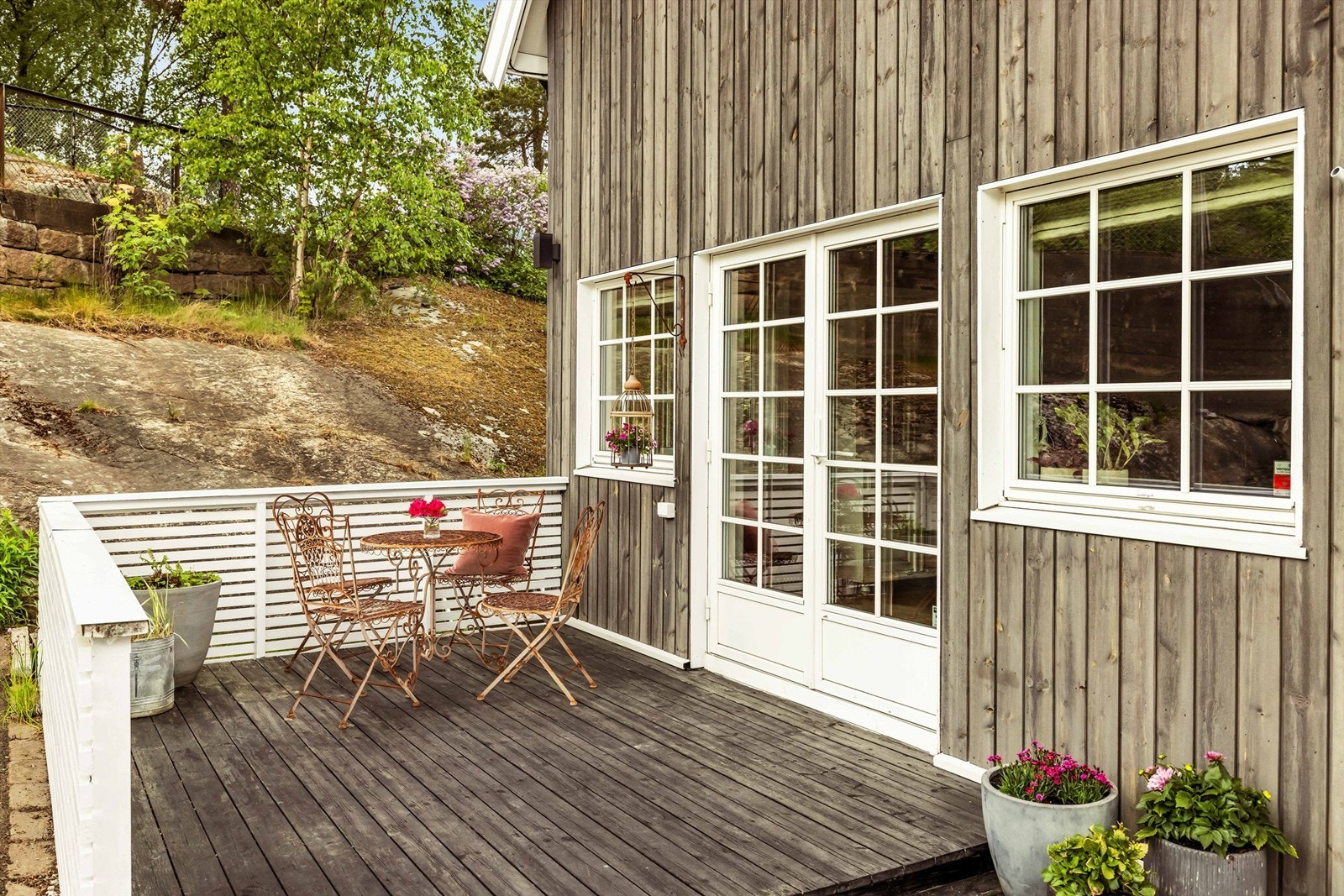 Terrassen er på 11 kvm med terrassebord og gode muligheter for møblering. Her er det plass til en mindre sittegruppe, perfekt for morgenkaffen eller hyggelige måltider utendørs. Galleribilde