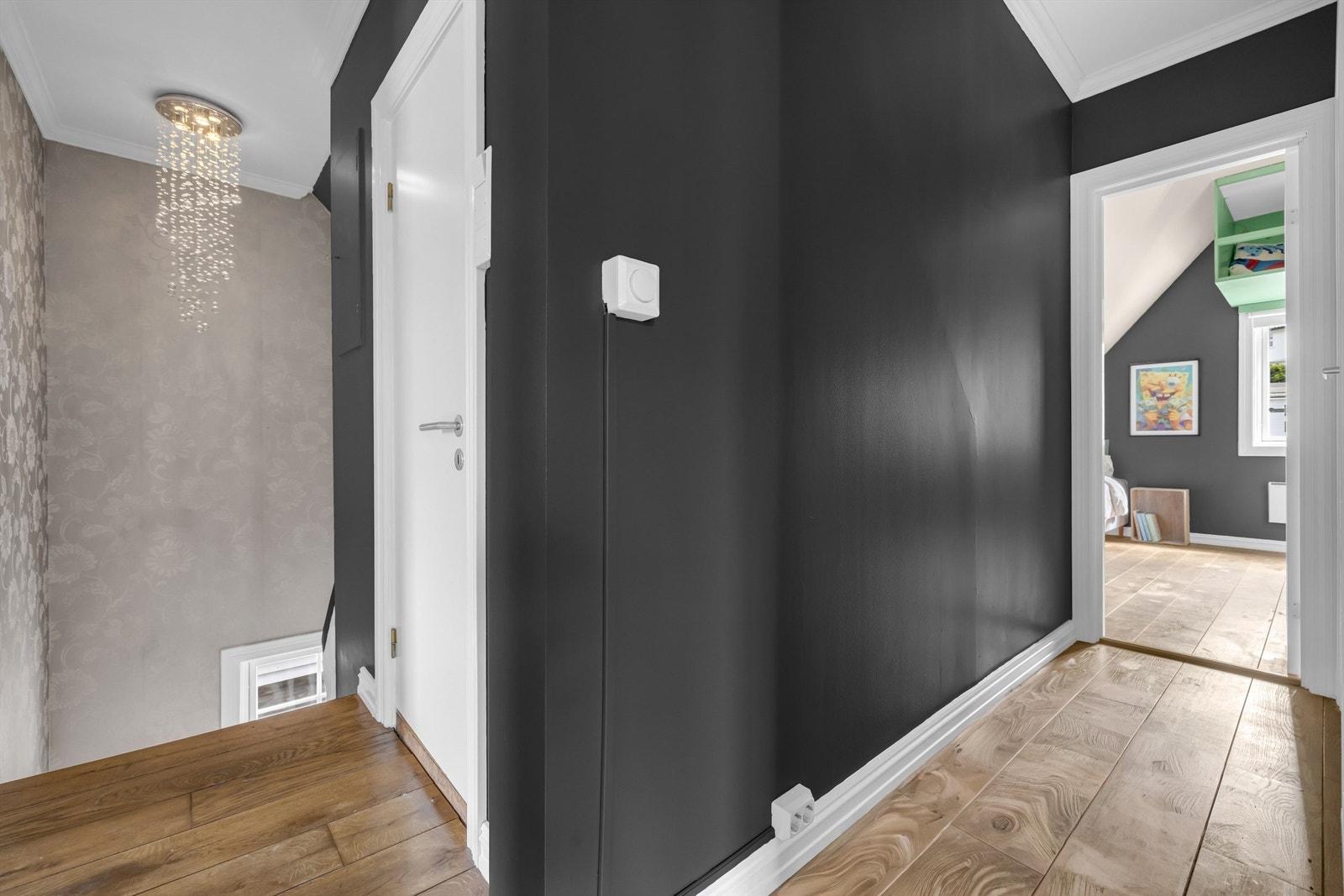 Trapperom i 2. etasje med praktisk lagring i kott. Galleribilde