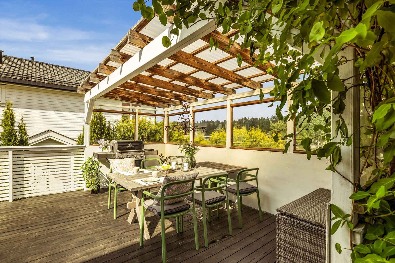 Her er det rikelig med plass til både spisegruppe, loungesone og grillområde. Galleribilde