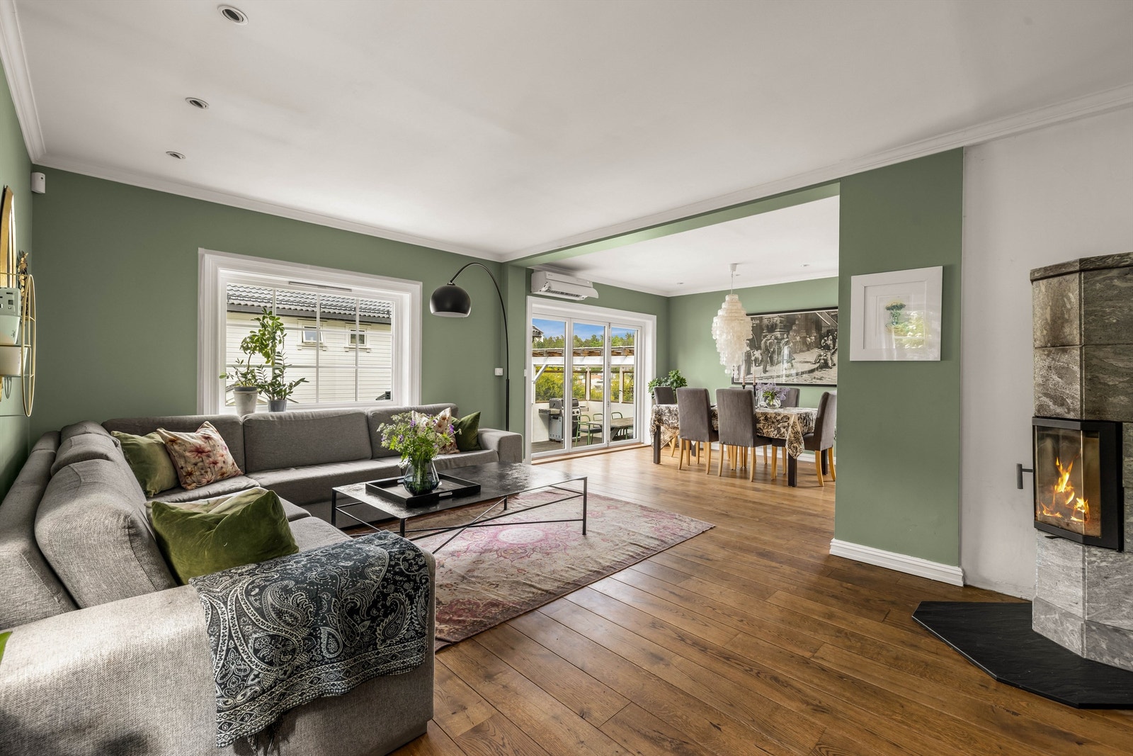 Området er i dag en skjermet "perle", med en herlig kombinasjon av rolig og familievennlig beliggenhet, fantastiske naturområder, kort vei til butikker og alle servicetilbud. Galleribilde