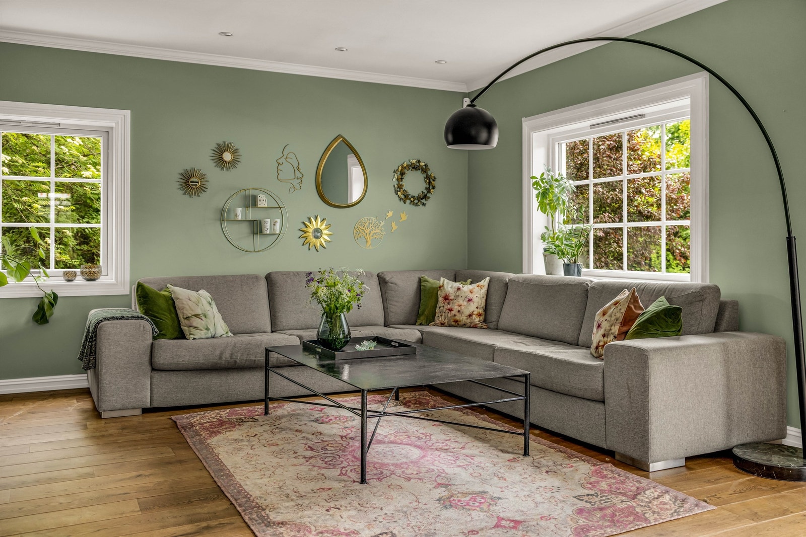 Her er det god plass til en stor sofagruppe, TV-løsning og øvrig møblement, samtidig som rommet beholder sin åpne og harmoniske karakter. Galleribilde