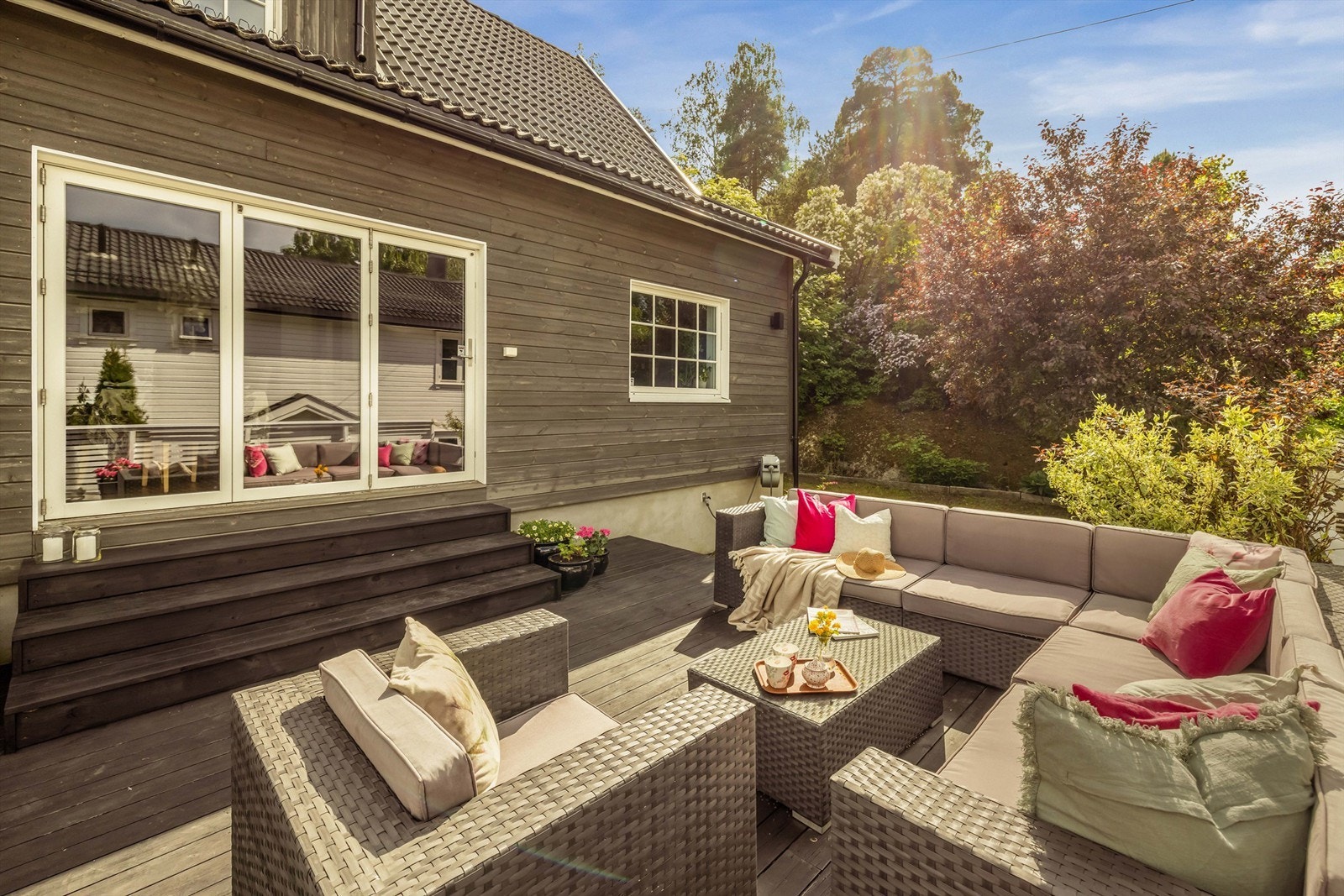 Romslig terrasse på hele 39 kvm, belagt med terrassebord og med flott utsyn mot hagen. Galleribilde