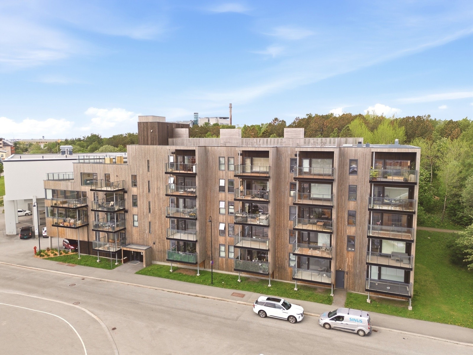 Bygget i Rensåsen Park ble ferdigstilt i 2019 og har en fasade med stående utvendig kledning. Galleribilde
