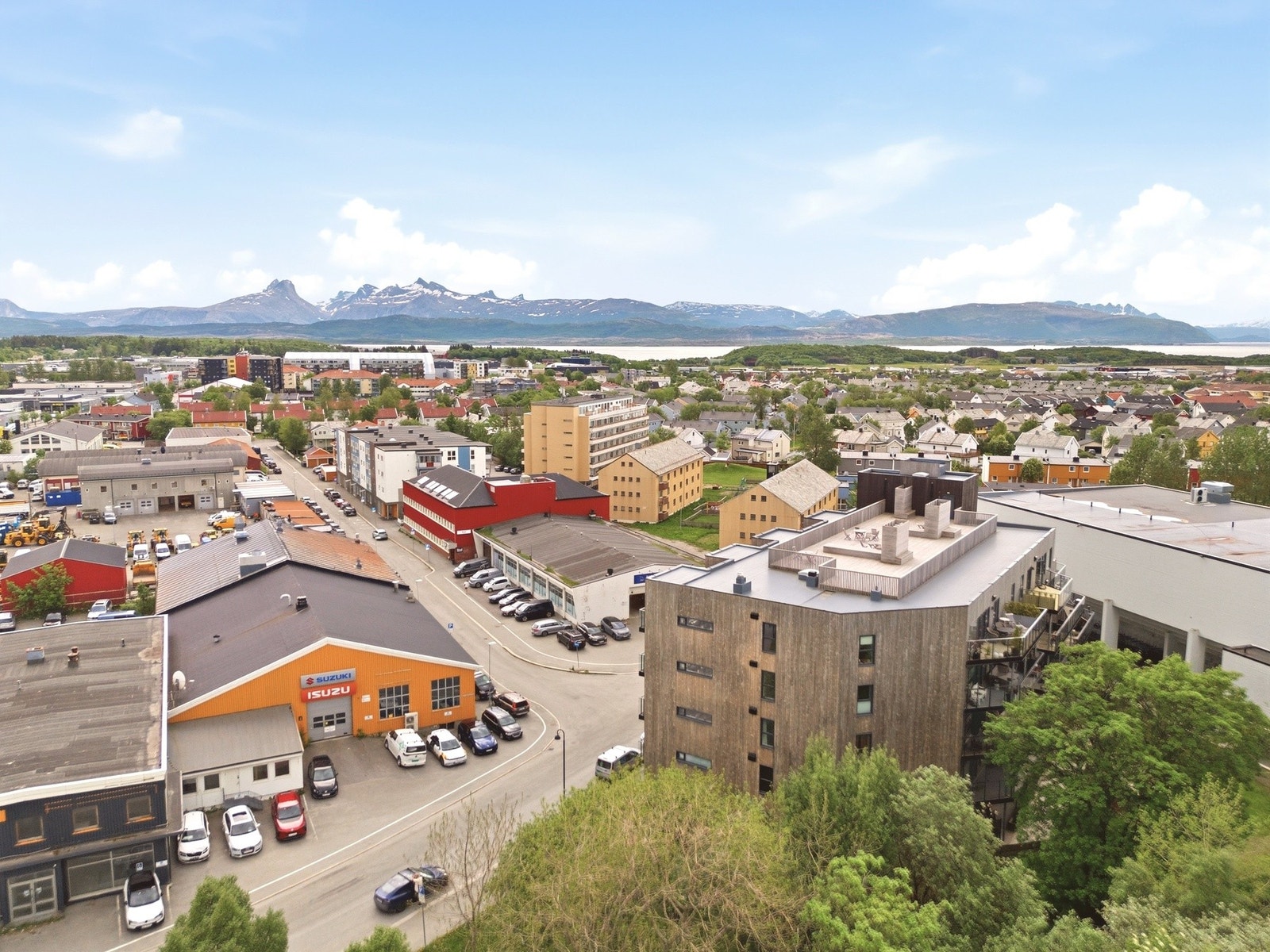 Flere skoler og barnehager ligger i gangavstand, som Østbyen skole og Rensåsen barnehage. Galleribilde