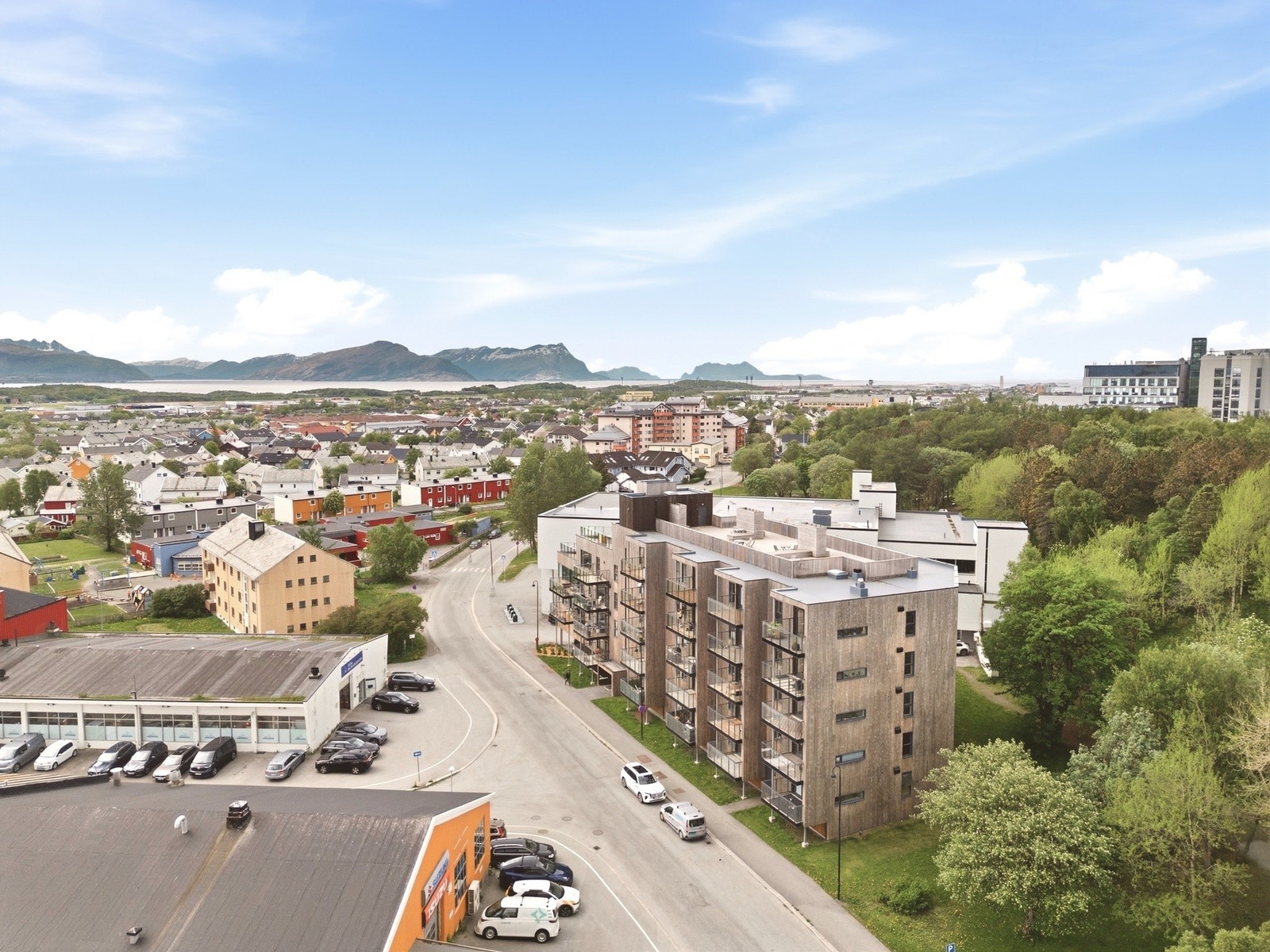 Fra eiendommen er det kort vei til både sentrum og Bodø lufthavn. Galleribilde