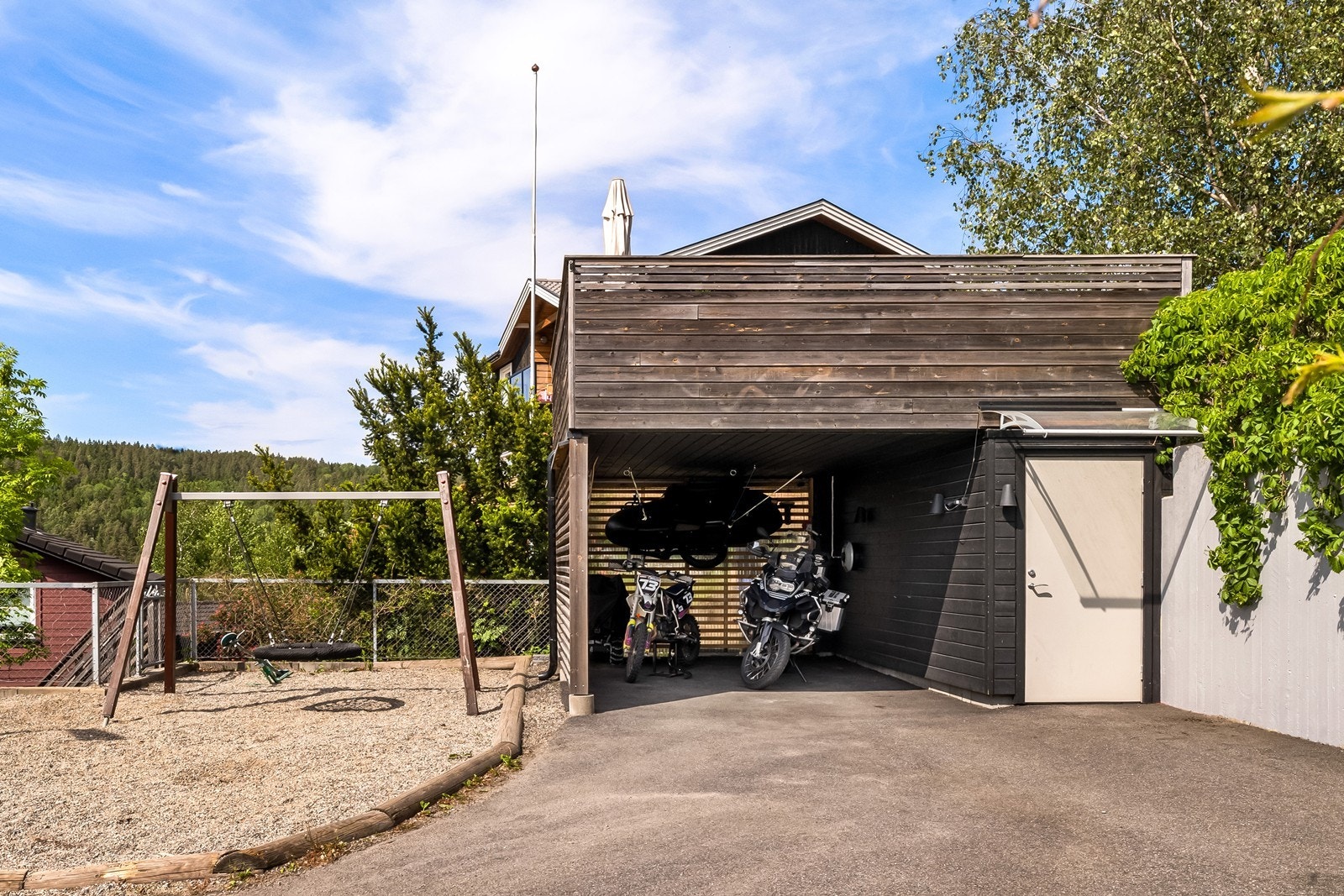 Parkering i carport med elbillader og isolert bod. Galleribilde