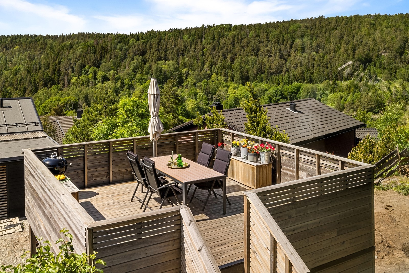 Over carporten er det takterrasse på ca. 24 kvm som er lett tilgjengelig fra bakkeplan. Galleribilde