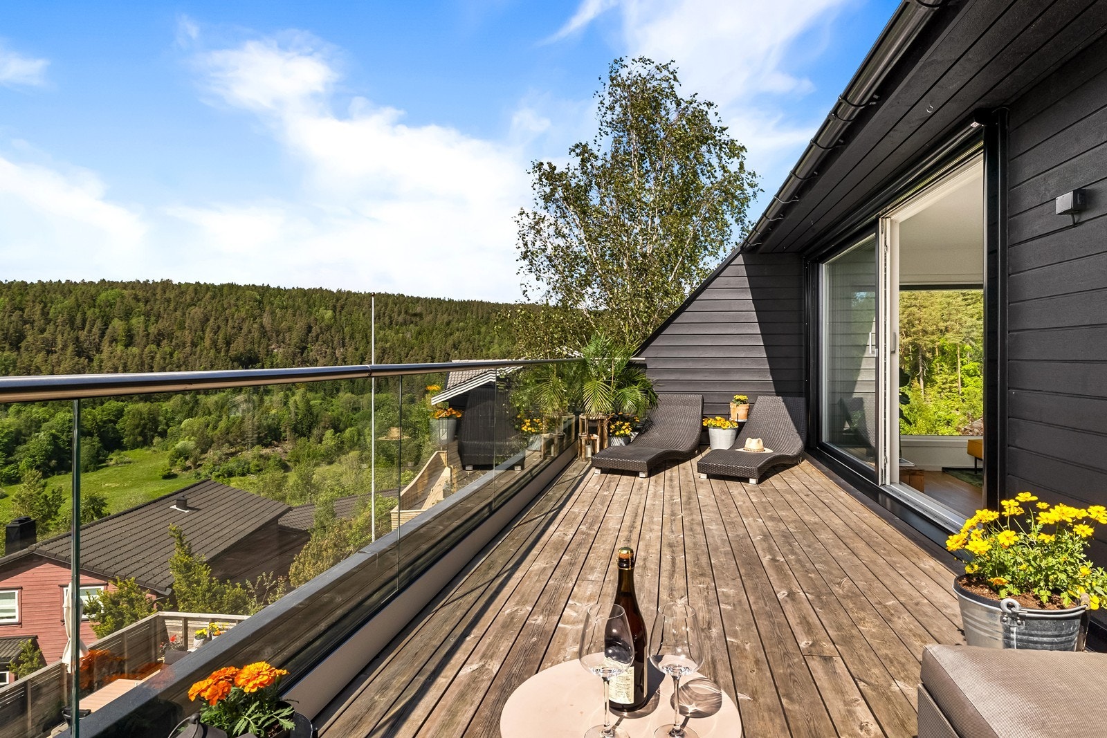 Altanen gir perfekte rammer for å nyte de rolige omgivelsene høyt hevet. Galleribilde