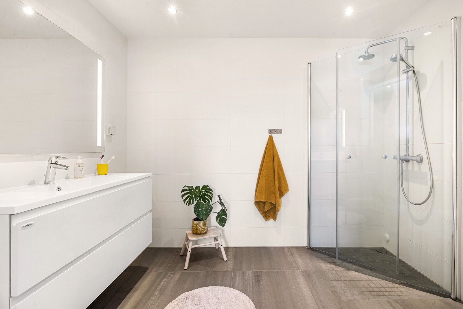 Badene har flislagte overflater, gulvvarme og downlights. Galleribilde