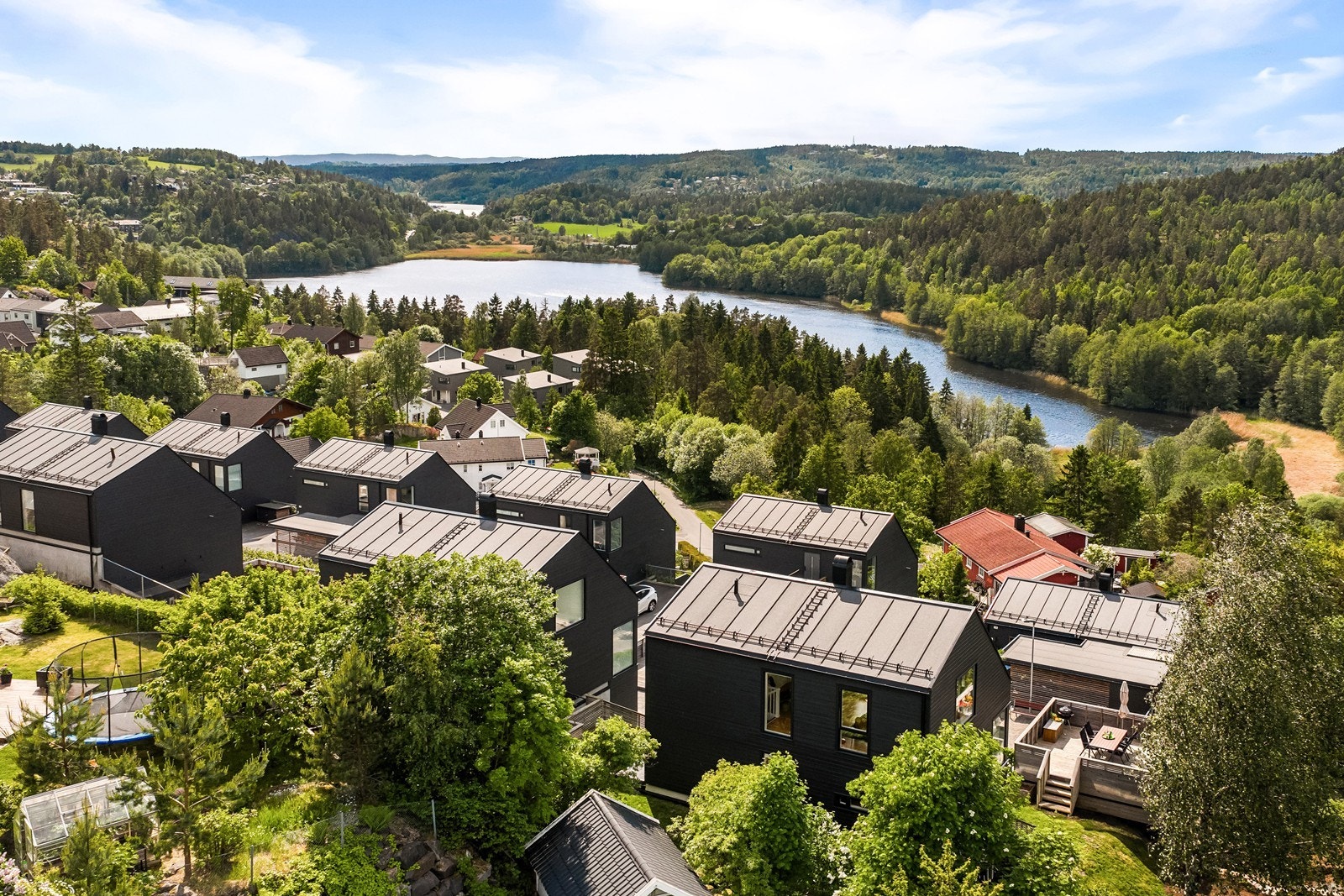 Eiendommen ligger høyt og fritt til med fantastisk utsikt og et hyggelig nabolag. Galleribilde