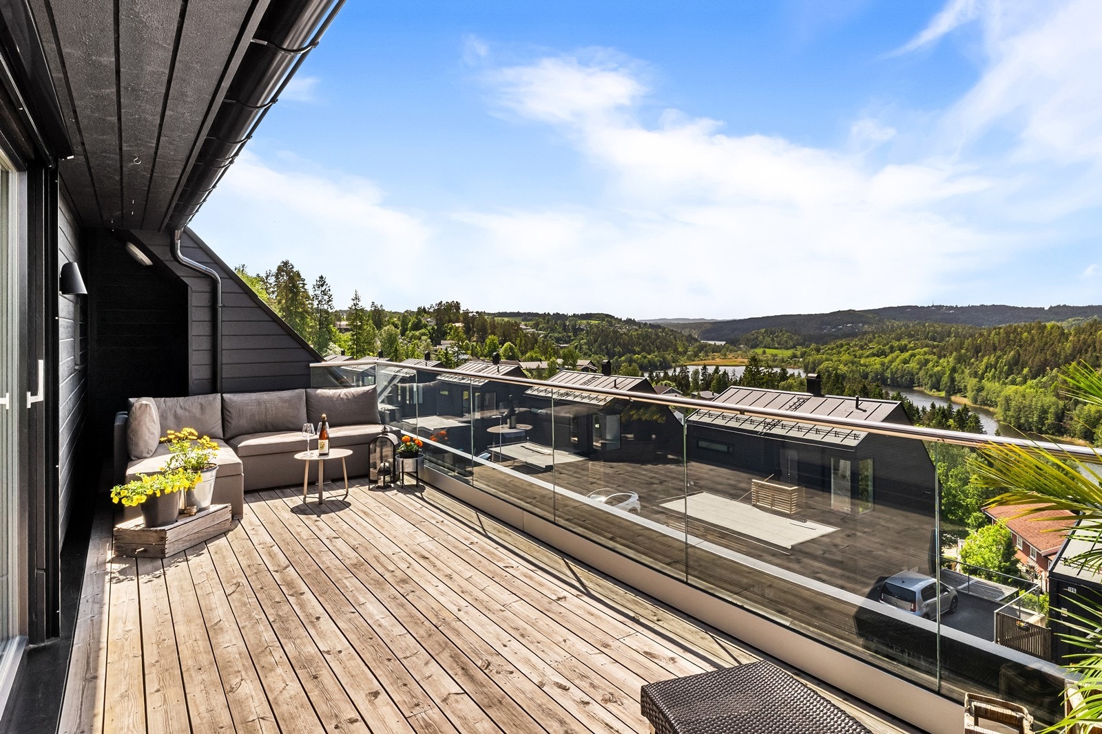 Det er god plass til ønsket møblement der solen kan nytes fra tidlig ettermiddag til kveld. Galleribilde