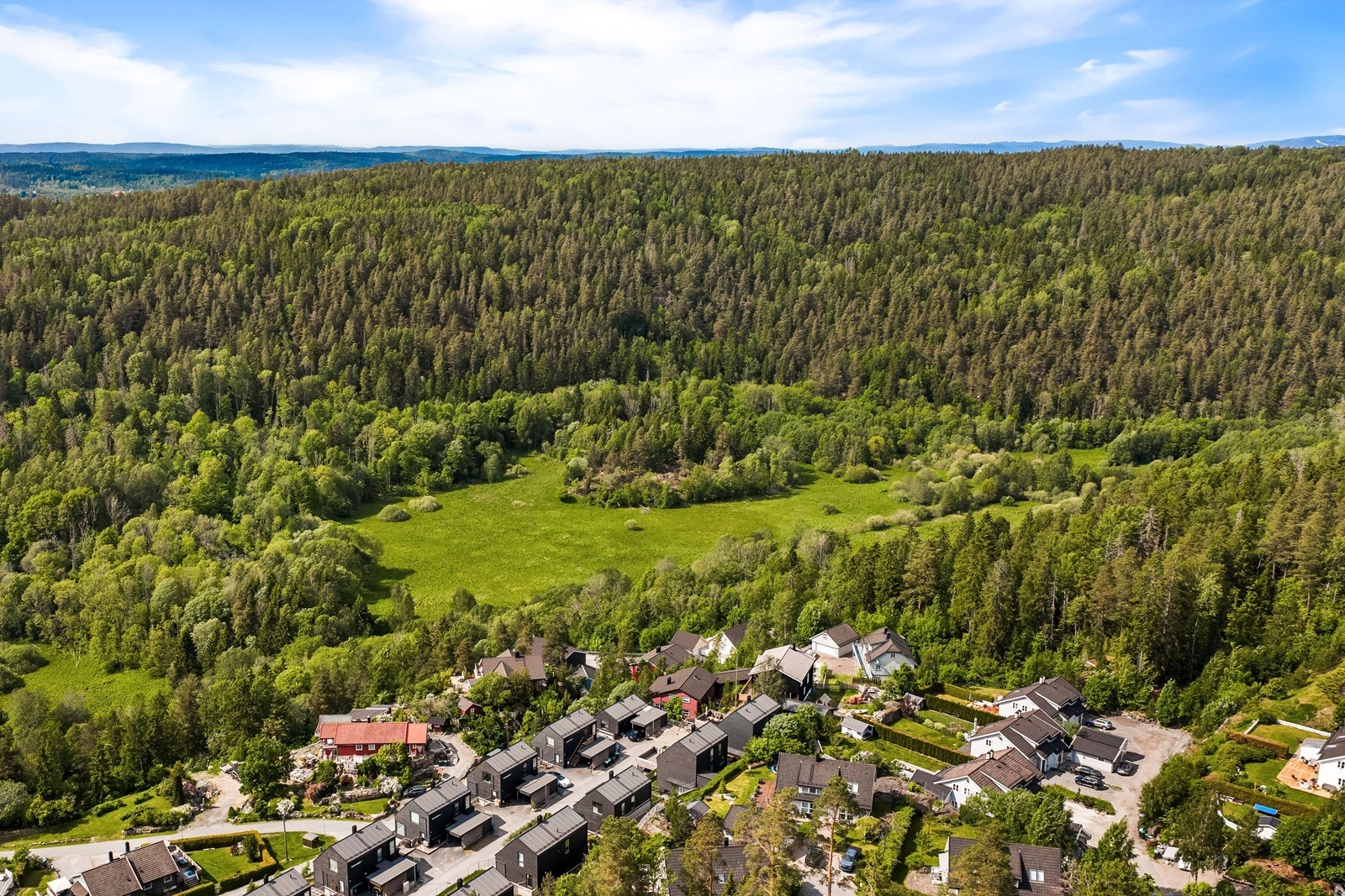 Rett ved er det fine bade- og turområder i naturreservat, ved fjord og sjø, samt kort gange til barnehager, skoler og buss. Galleribilde
