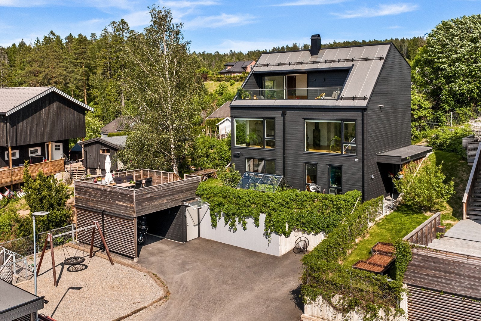 Flott familiebolig over tre plan med hyggelige uteområder, takterrasse og altan med fantastisk utsikt. Galleribilde