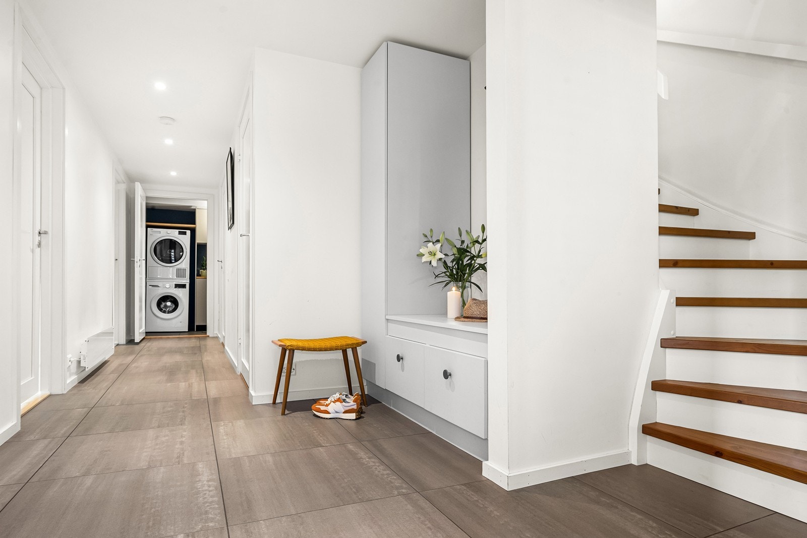 Hele underetasjen har gulvvarme, med unntak av bod, og balansert ventilasjon sikrer godt inneklima og jevn temperaturfordeling mellom etasjene. Galleribilde