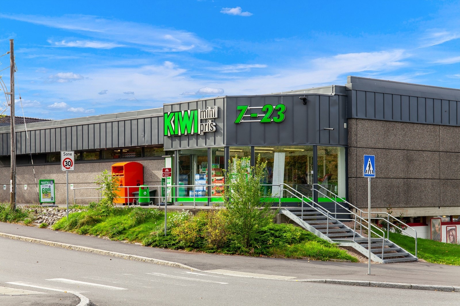 Flere dagligvarebutikker, som Kiwi på Hellerud, ligger innen gangavstand. Galleribilde