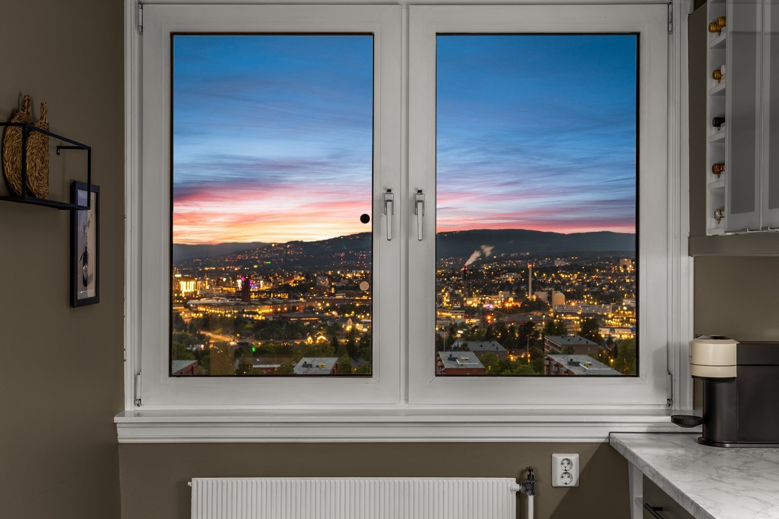 Også fra kjøkkenvinduet er det vidstrakt utsikt. Plass til lite spisebord/barløsning. Galleribilde