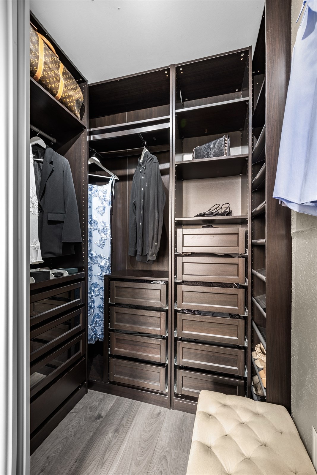 Fra soverommet er det direkte adkomst til et praktisk walk-in closet. Galleribilde