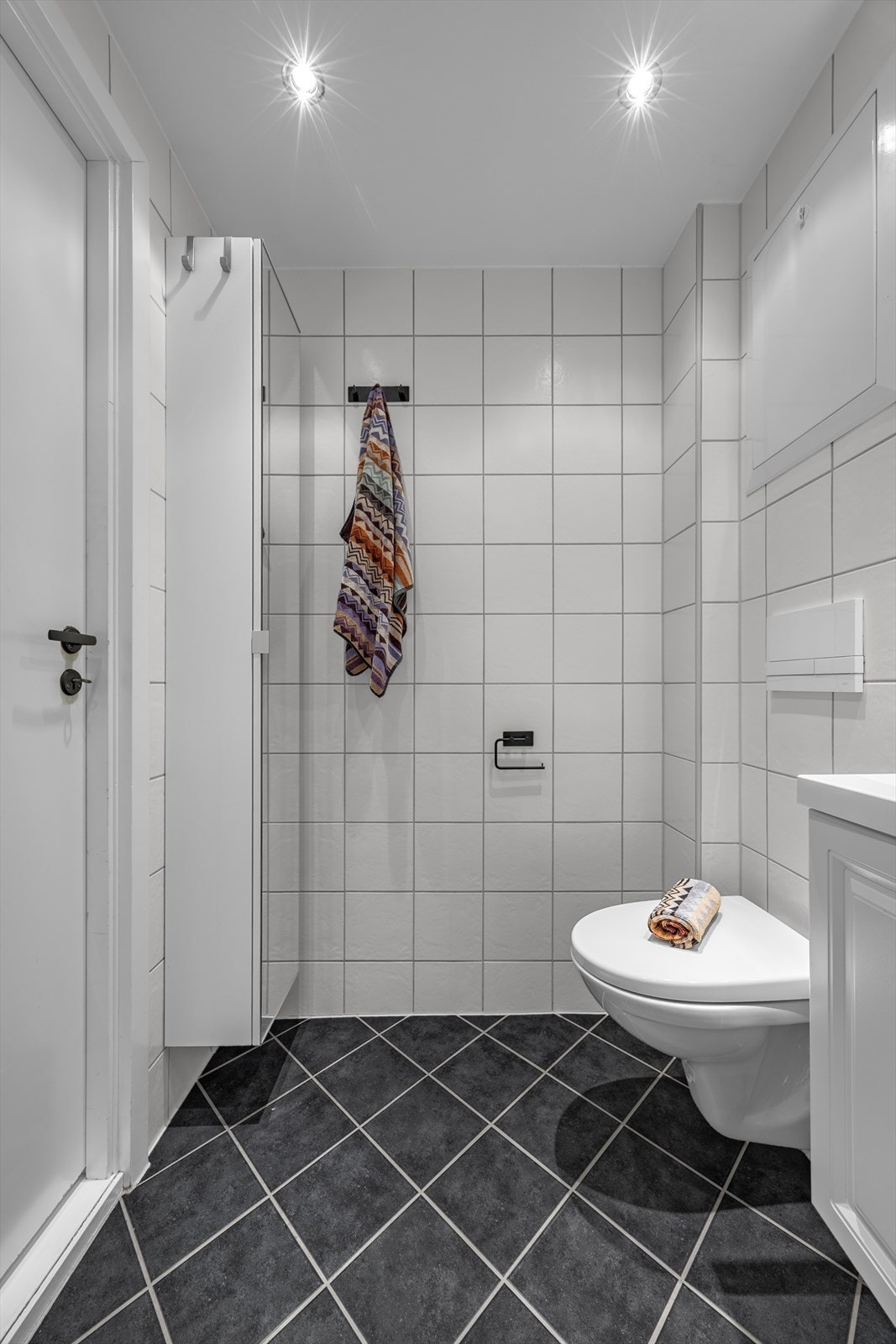 Flislagt bad med elektriske varmekabler i gulvet. Badet ble rehabilitert i 2012 i regi av borettslaget. Galleribilde