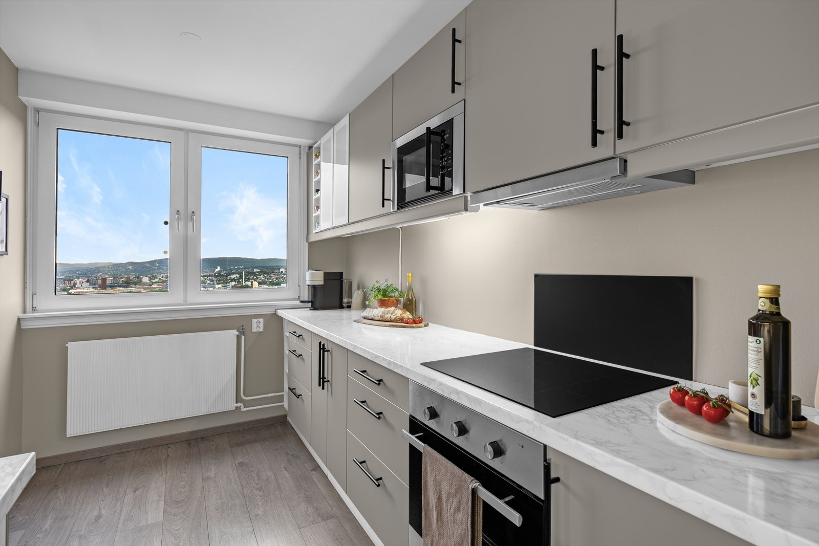 Kjøkkenet er utstyrt med platetopp, stekeovn, oppvaskmaskin og kjøl/fryseskap. Galleribilde