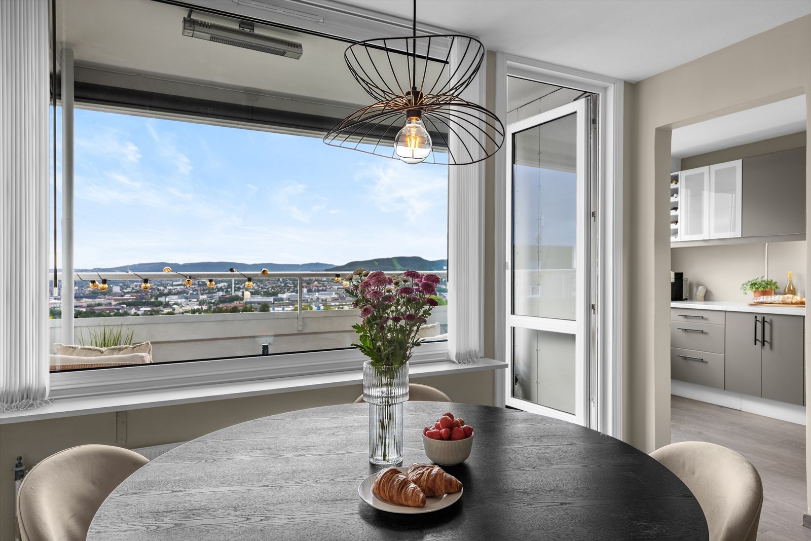 Fra spiseplassen ser man rett ut mot balkongen og utsikten. Galleribilde