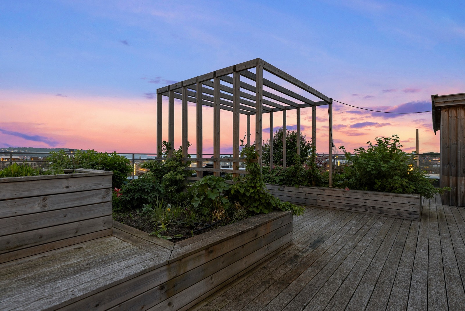 Takterrassen kan man bruke både dag og kveld og her kan man nyte sol og solnedgang Galleribilde