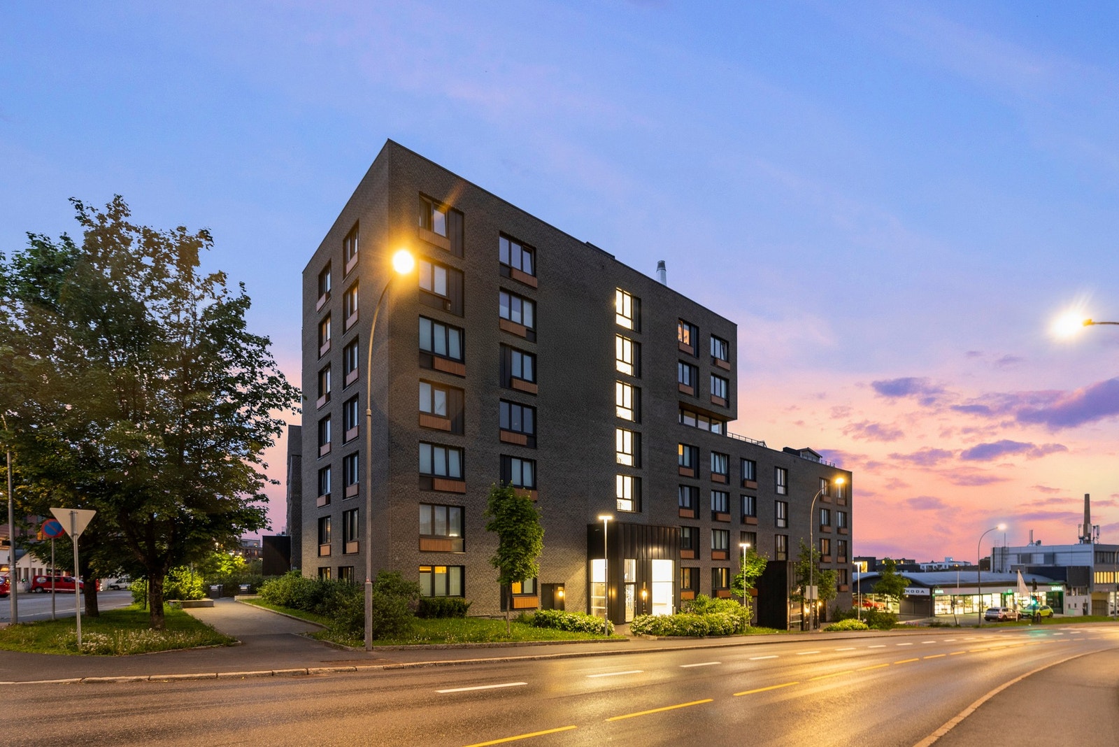 Fasade på kveldstid Galleribilde