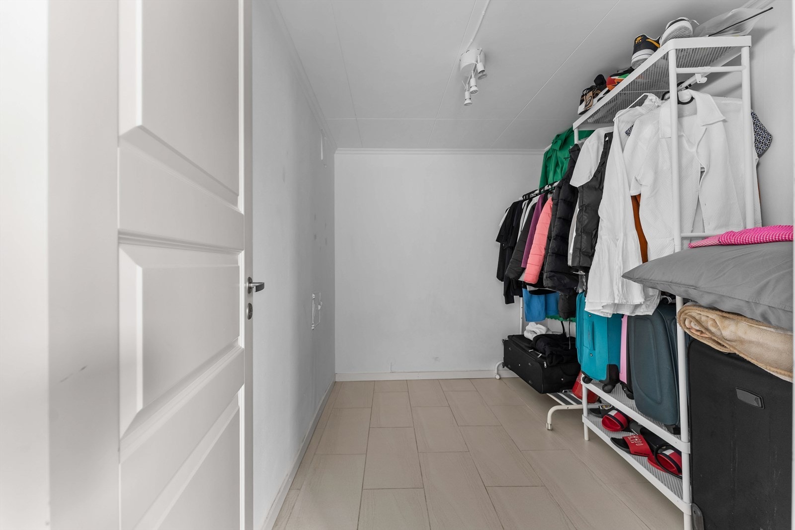 Rom som brukes som garderobe Galleribilde