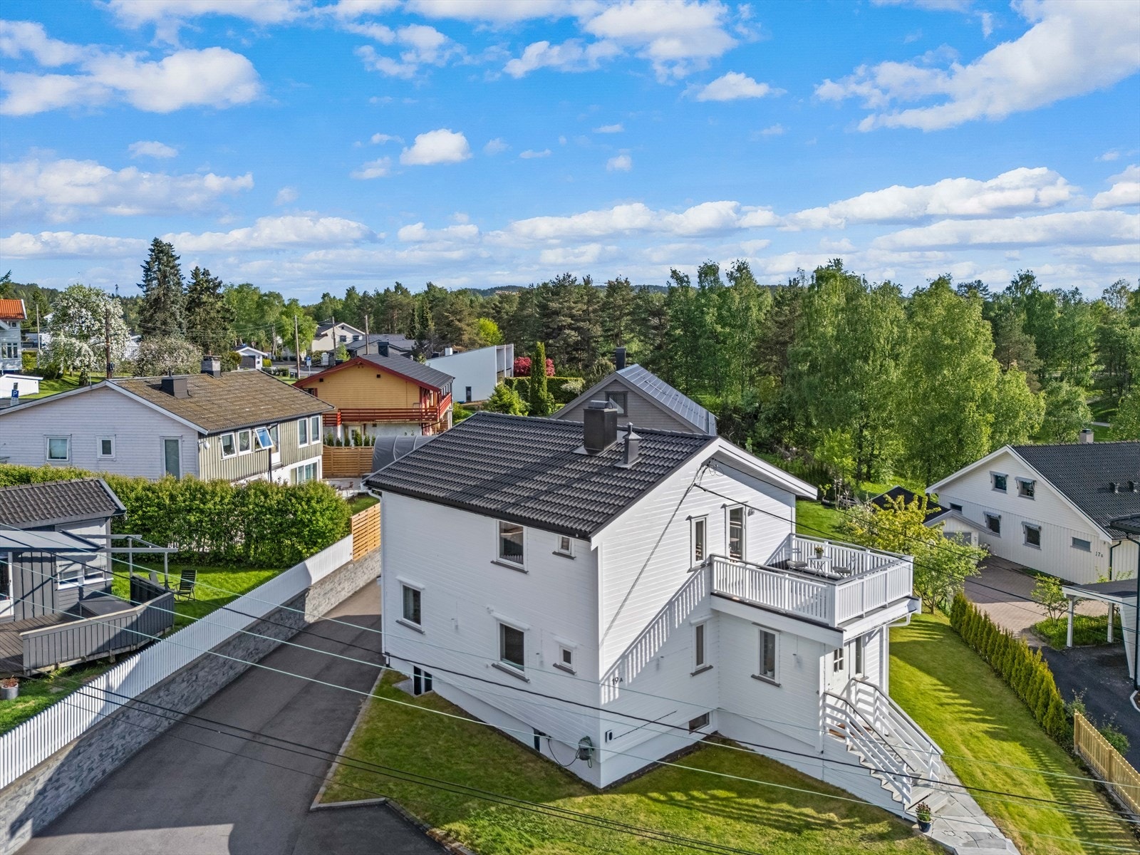 Boligen er godt plassert i terrenget i en rolig gate - med fantastisk utsikt og nydelige solforhold. Galleribilde