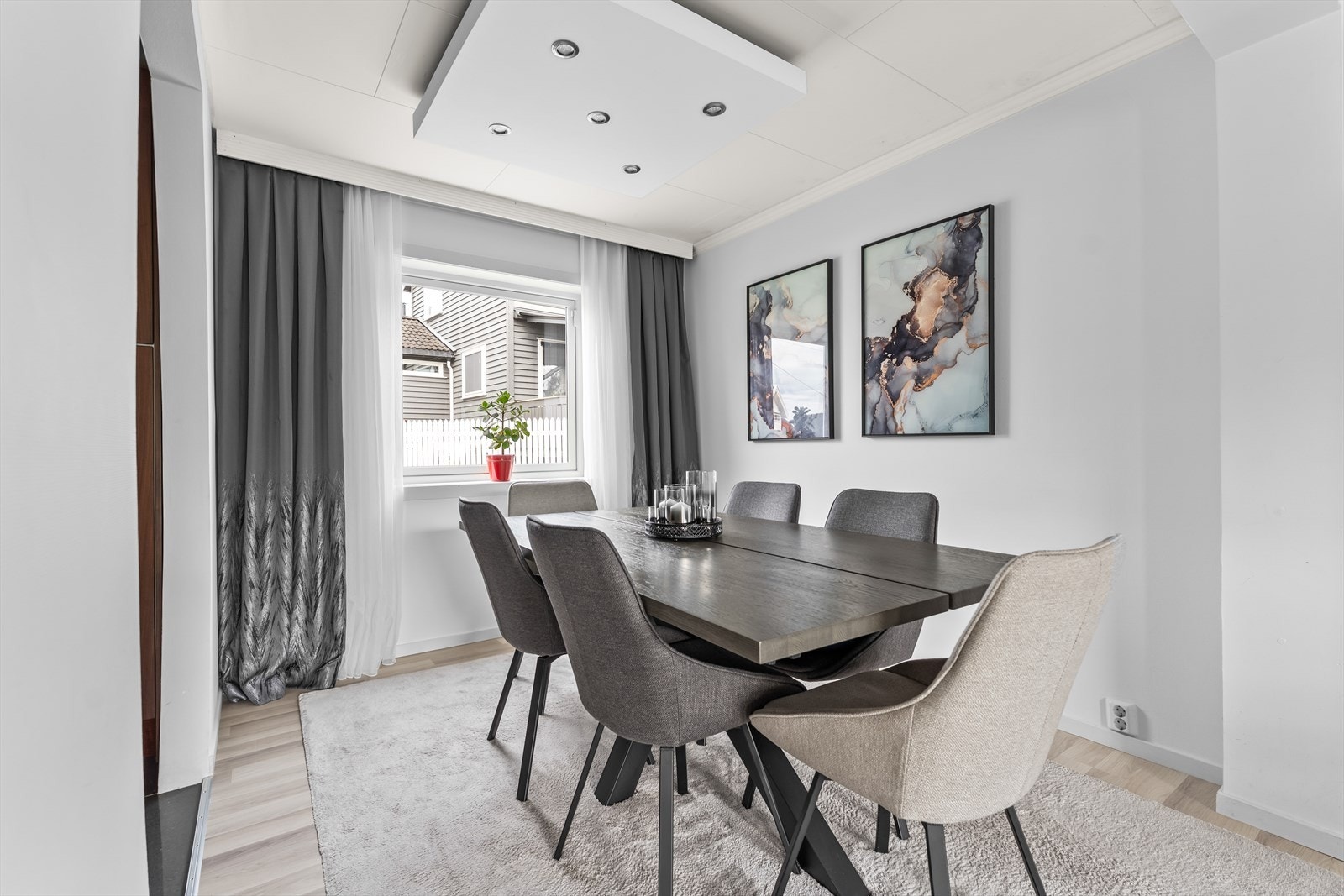 Stor spisestue med god plass til større spisebord m/tilhørende stoler. Galleribilde