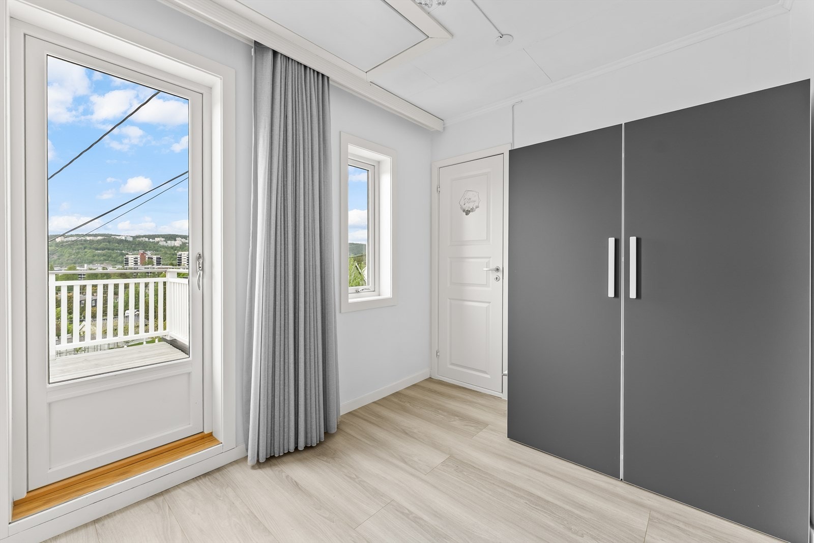 Utgang til terrasse, samt lagringsloft med takluke Galleribilde
