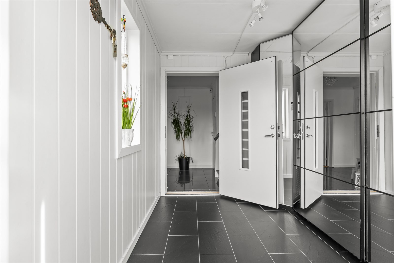 Entré med god plass og stor skyvedørsgarderobe Galleribilde
