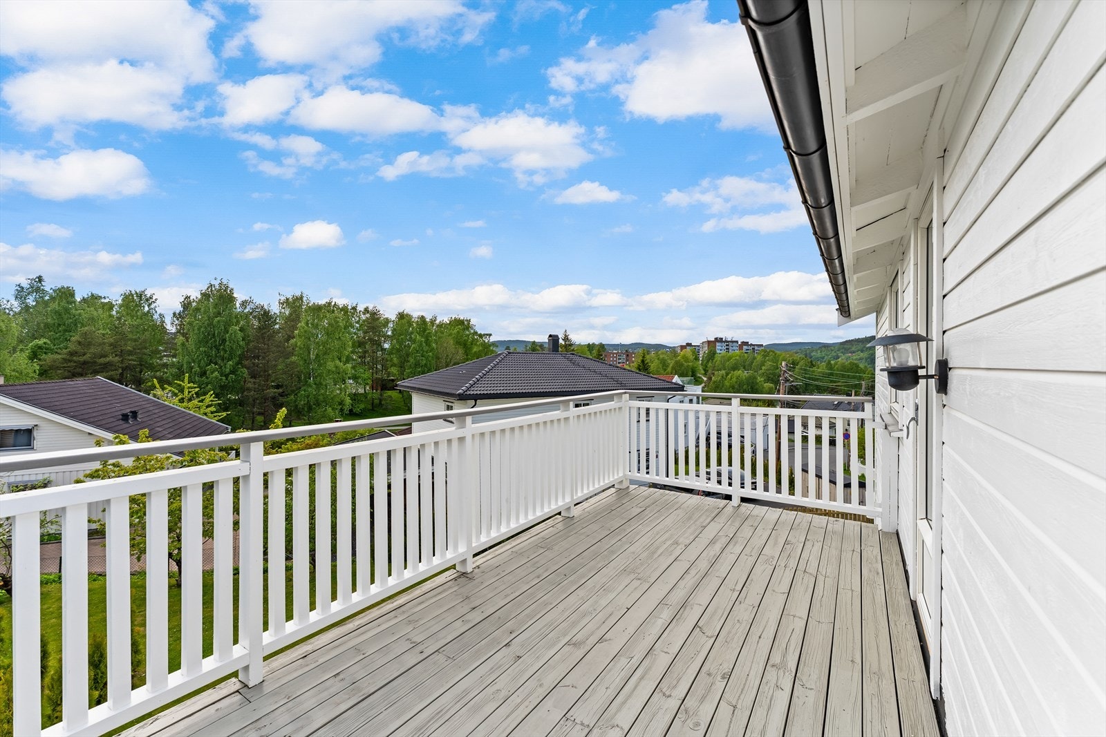 Flott luftig terrasse som er veldig praktisk sommerhalvåret. Galleribilde