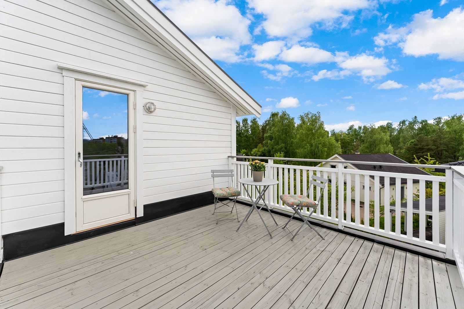 Terrasse med utgang fra 2.etg Galleribilde