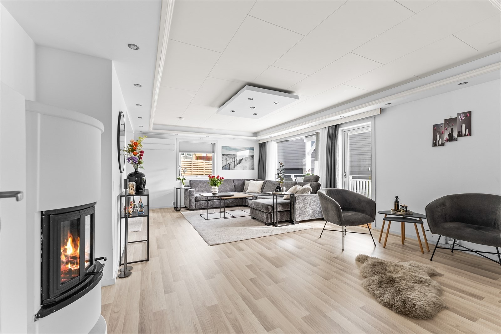 Store vindusflater bidrar til at rommet bades i lys og gir meget god romfølelse og atmosfære Galleribilde