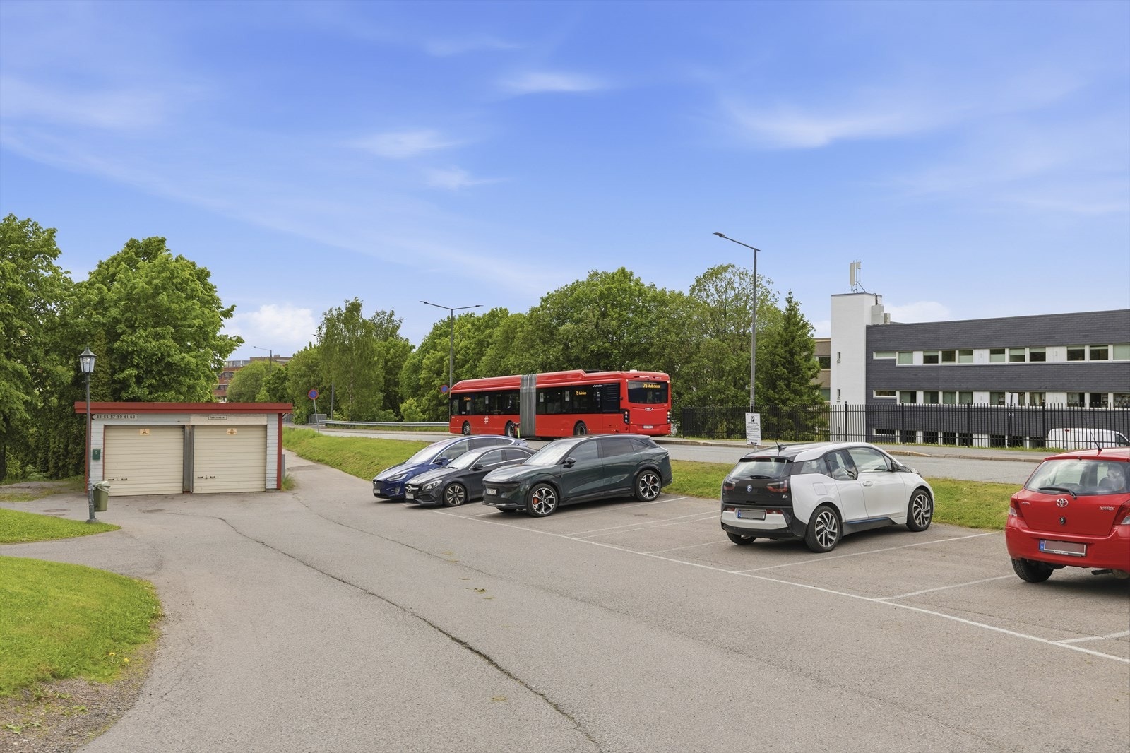 - Også gode muligheter for gjesteparkering rett ved boligen - Galleribilde