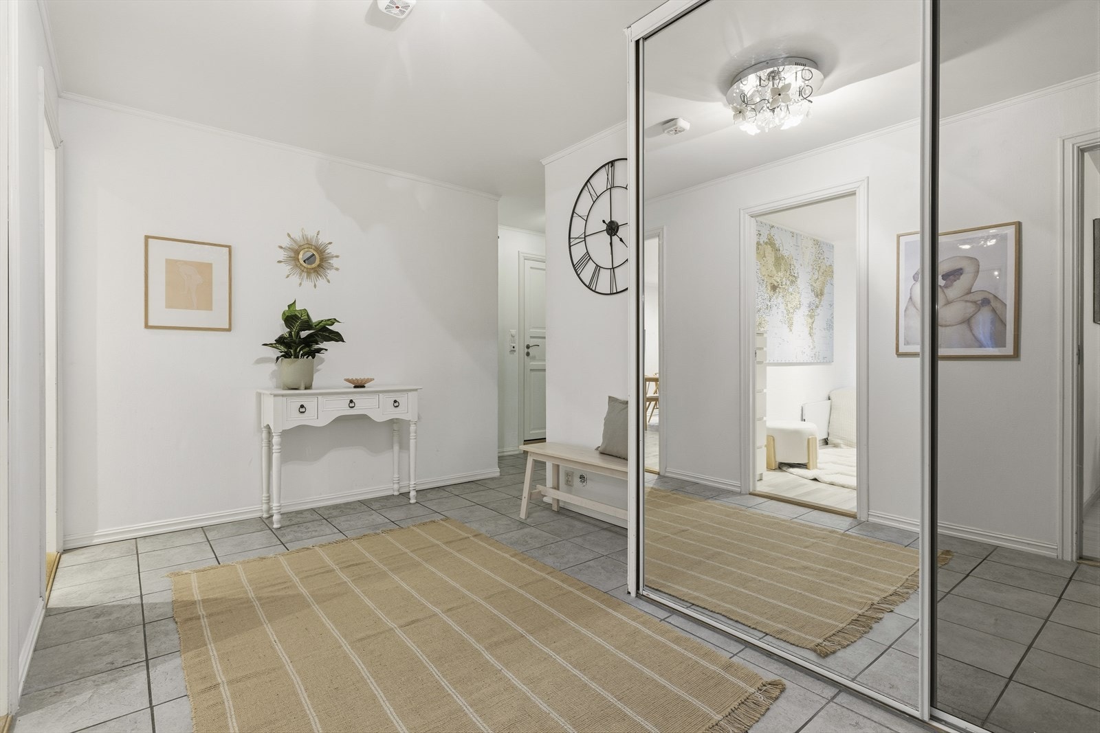 - Romslig gang med stor skyvedørsgarderobe - Galleribilde