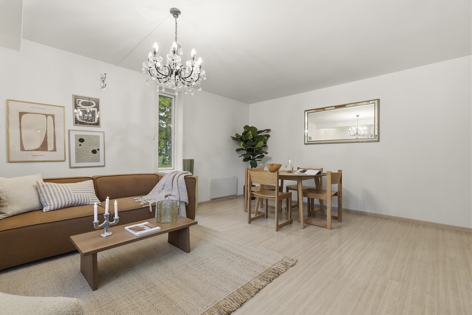 - Det er god plass til spisebord - Galleribilde