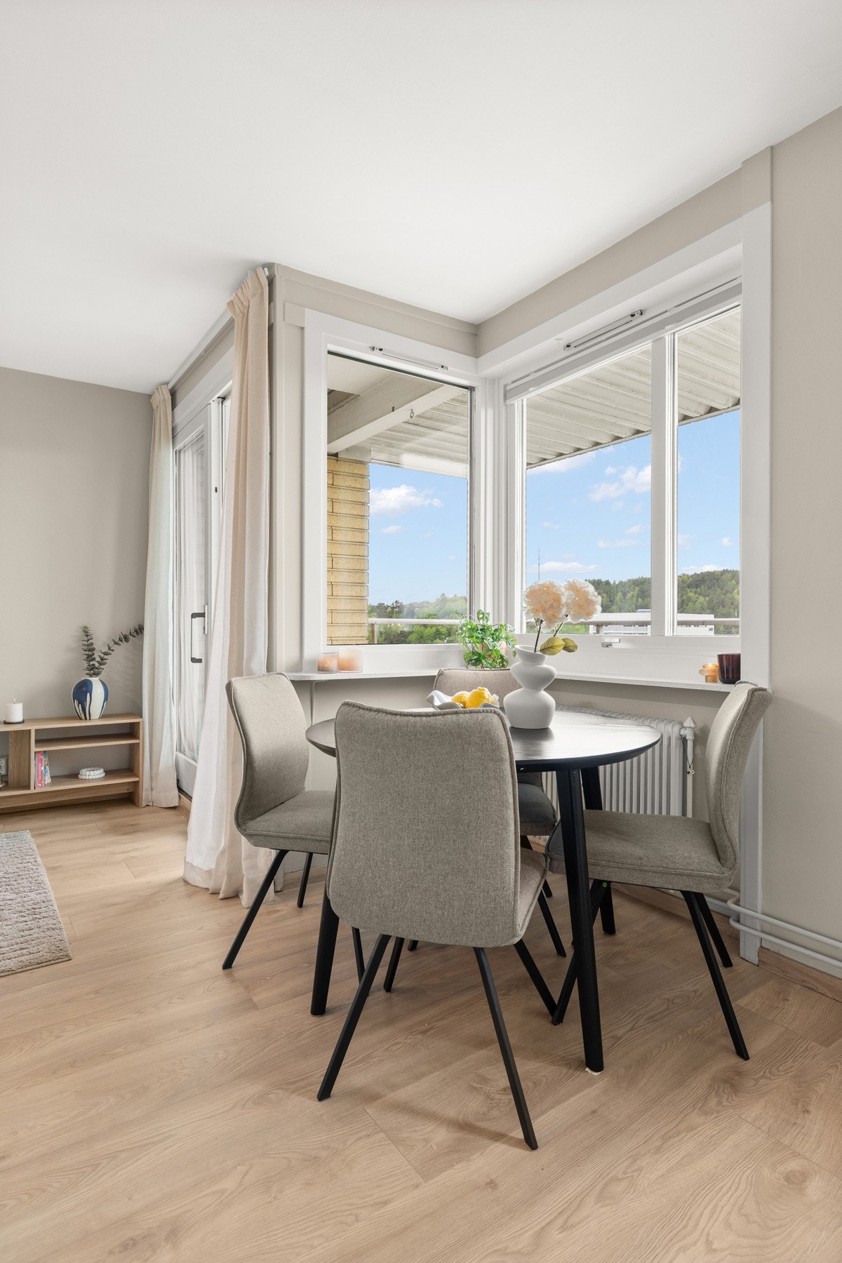 Leiligheten er oppvarmet med vannbåren varme via radiatorer som er inkludert i fellesutgiftene. Galleribilde