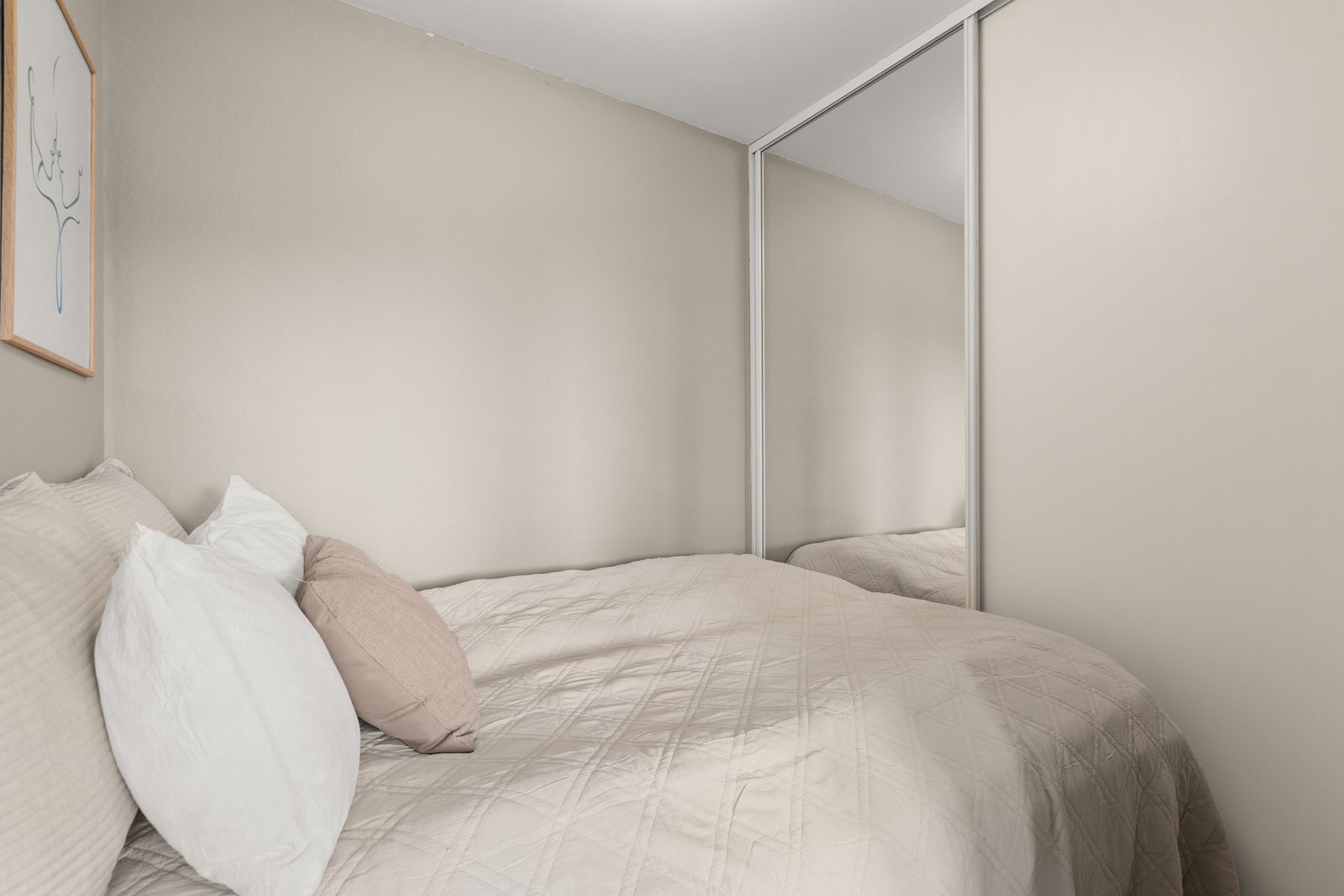 2-dørs skyvedørsgarderobe fra 2019 i sovealkove. Galleribilde