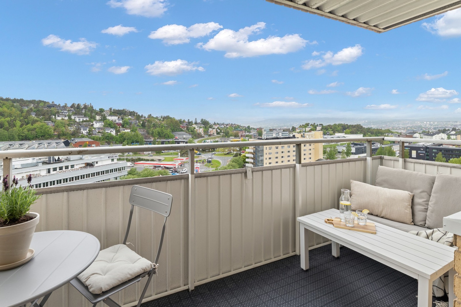 På balkongen er det god plass til ønsket møblement. Galleribilde